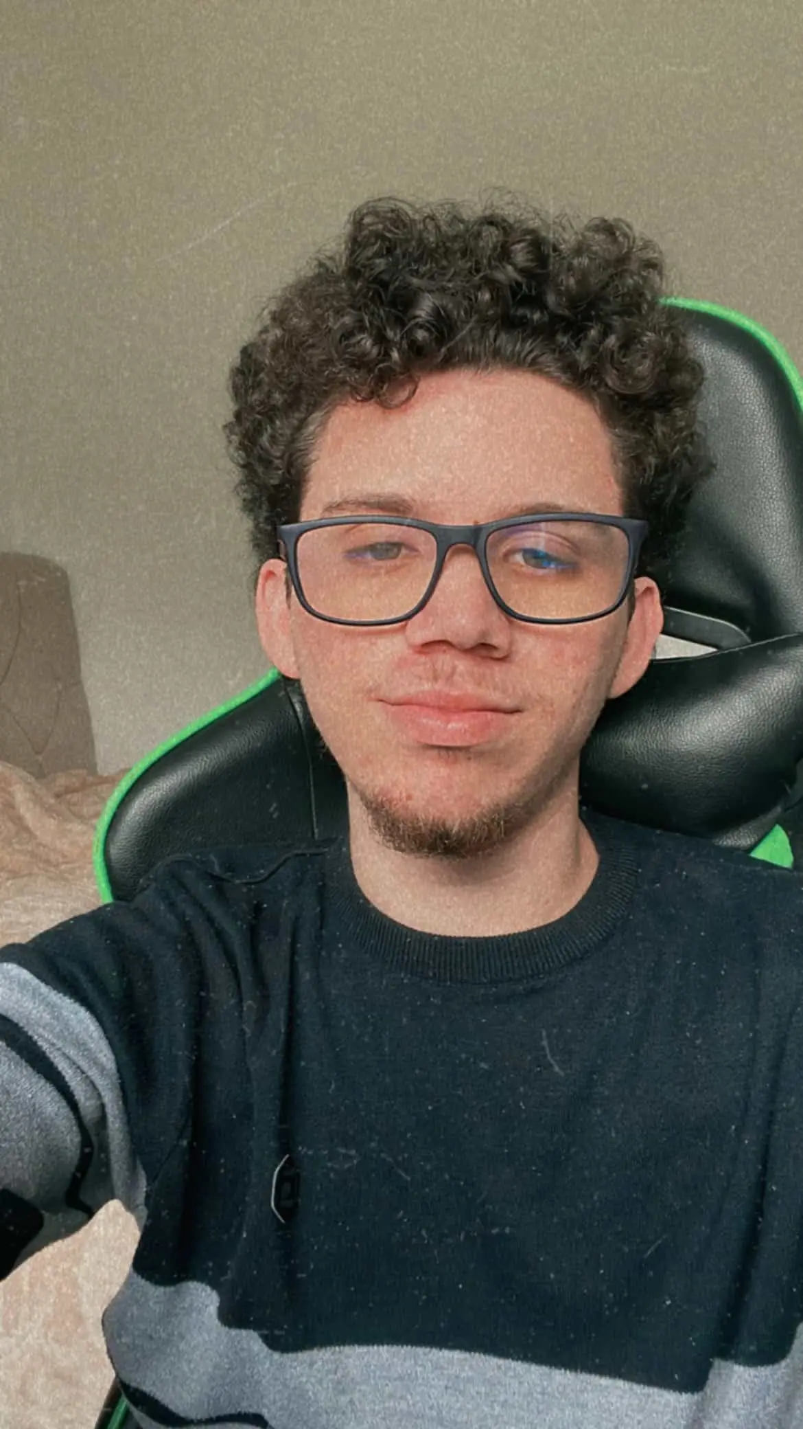 Cristian Fonseca alias Kuze with glasses and curly hair, smiling